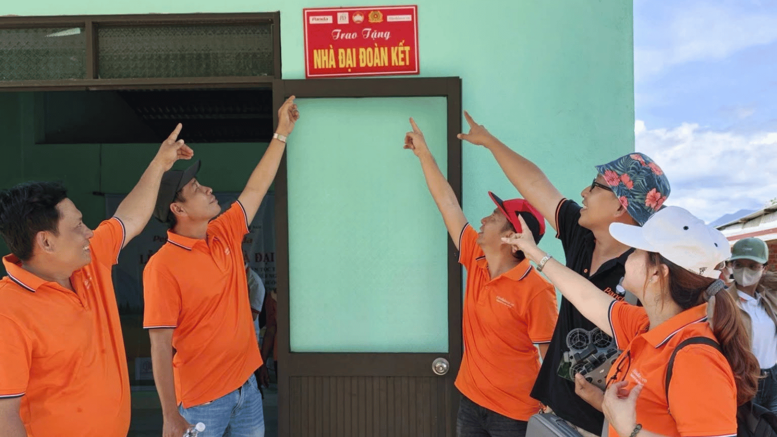 Đại diện Đặng Decor cùng các đơn vị đồng hành trao tặng biển tượng trưng Mái ấm Đại Đoàn Kết.