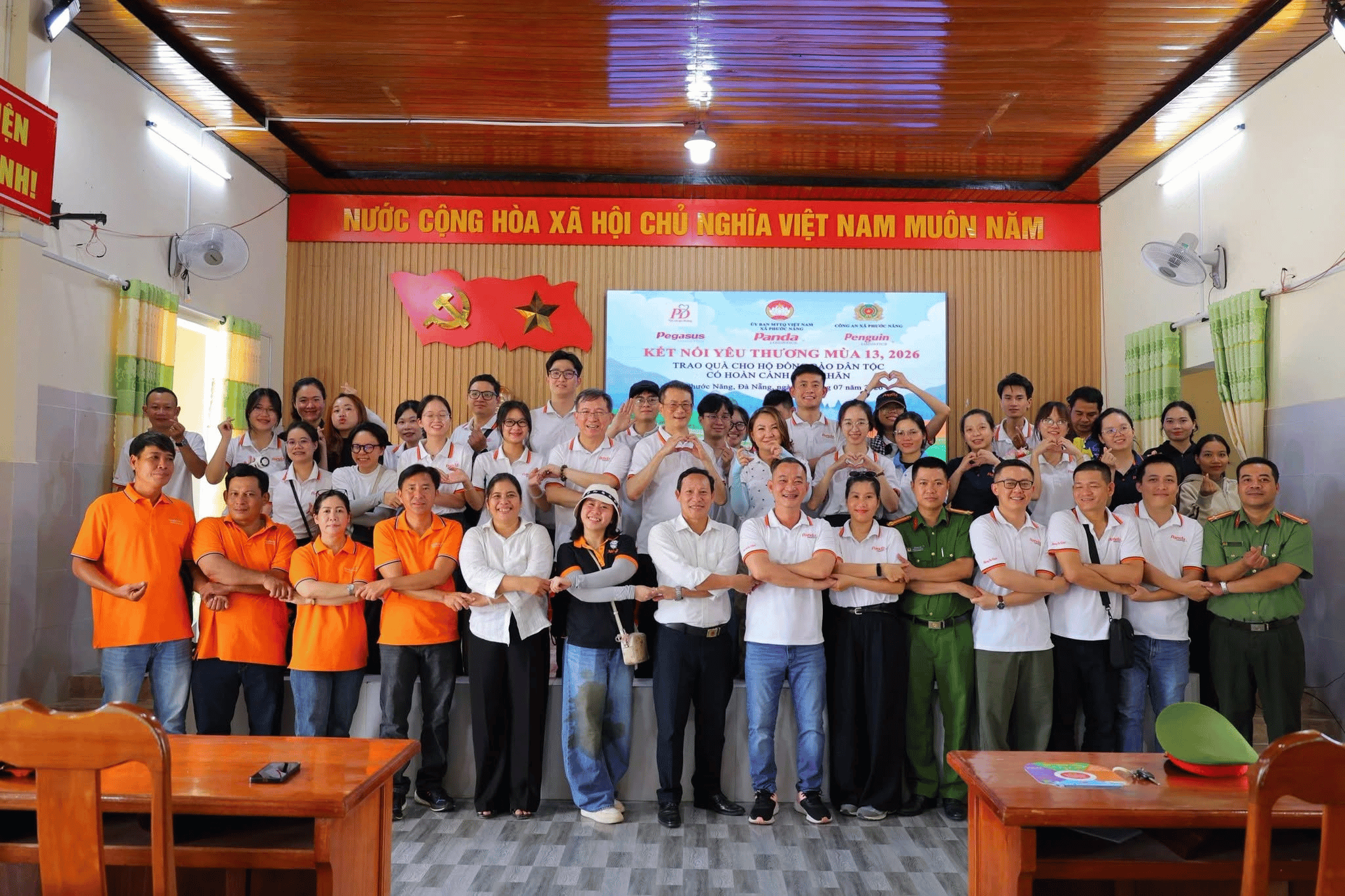 Đoàn thiện nguyện trao gửi những phần quà thiết yếu đến bà con với tinh thần tương thân tương ái.
