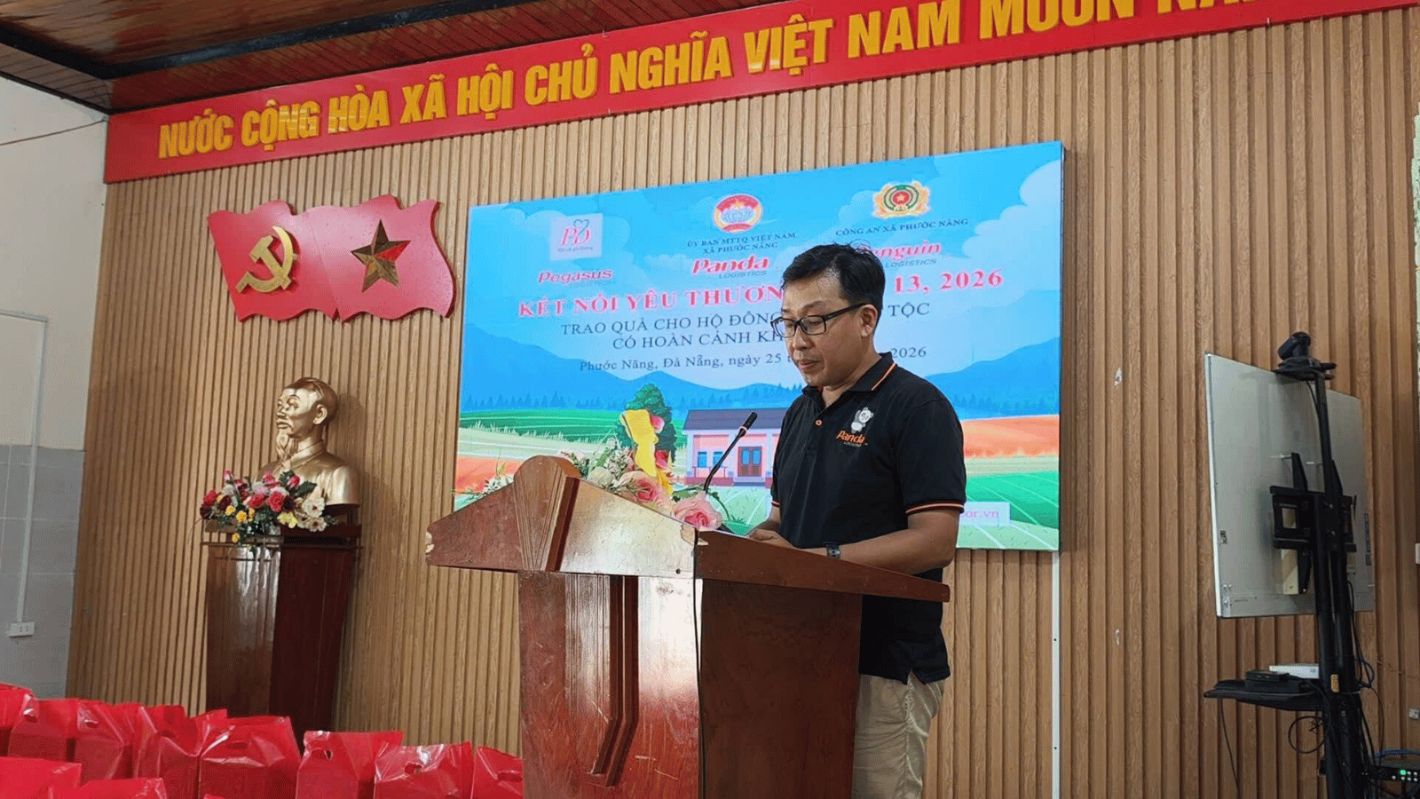 CEO Đặng Duy phát biểu khi trao quà tới bà con.
