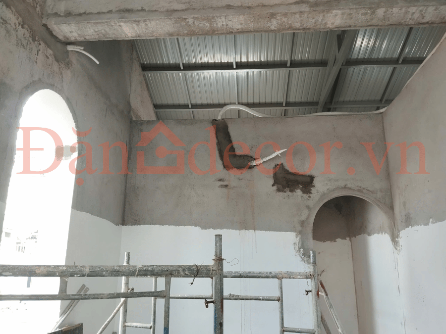 Tường sau đi ống âm tường của công trình Tú Villa