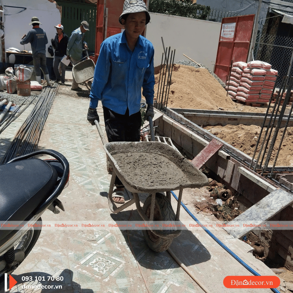 Thợ thi công tại công trình đường Phạm Hồng Thái, phường Tam Thắng, TP Hồ Chí Minh (Vũng Tàu cũ)